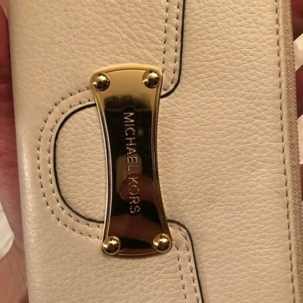 Michael kors creamy white zipper clutch wallet